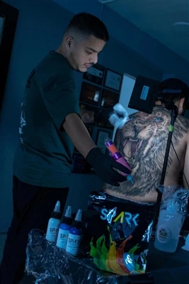 Tatouaj vizib nan biwo: plis konpayi twou politik strik yo anbrase enkluzivite